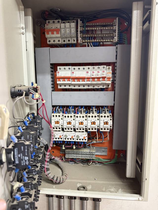 Tablero de fuerza y control (interior)